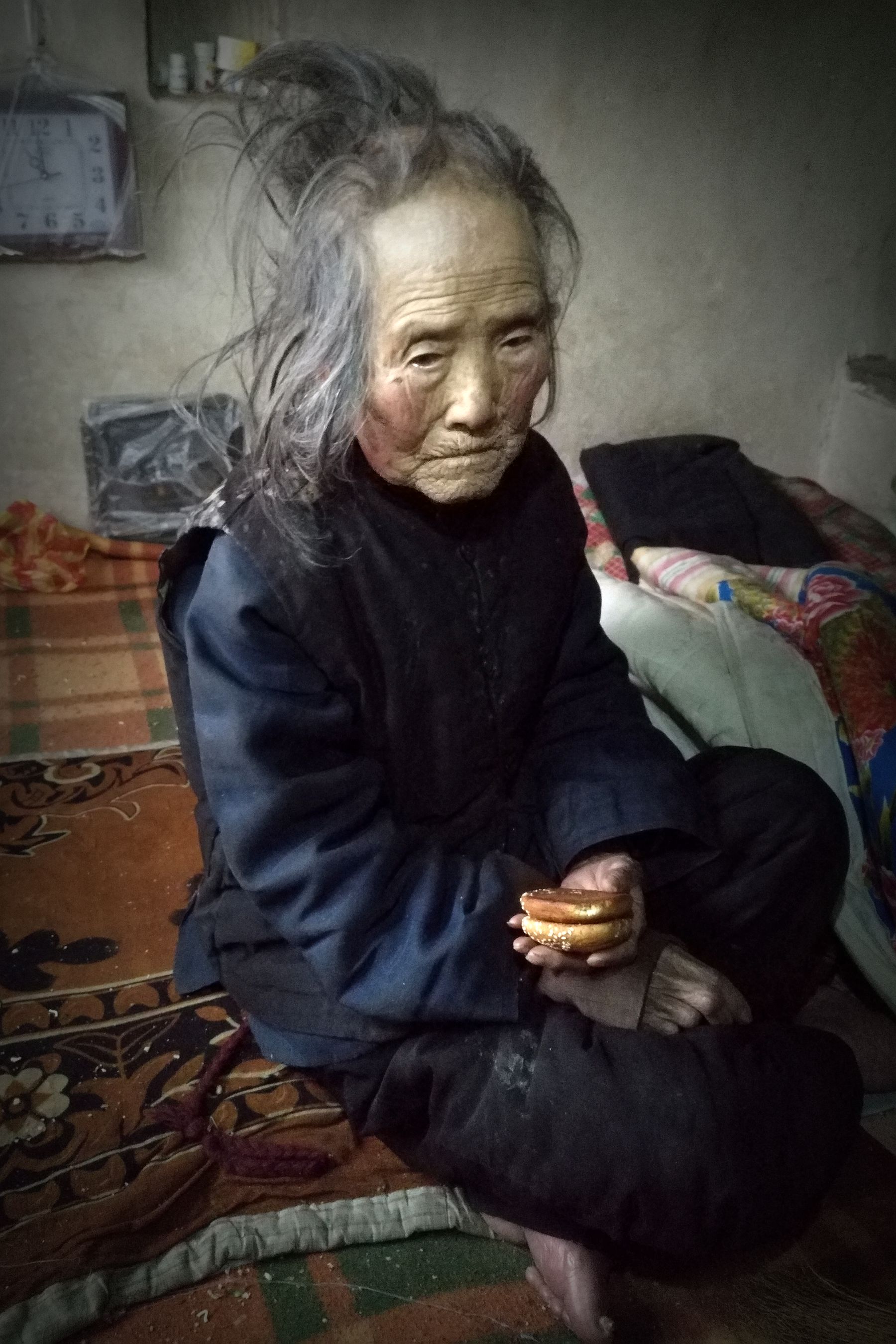 山西省运城市农村104岁老奶奶,现在还能盘腿打坐