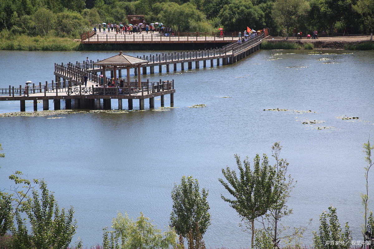 长春净月潭:位于吉林省长春市,是一个美丽的湖泊景区,拥有广阔的水面