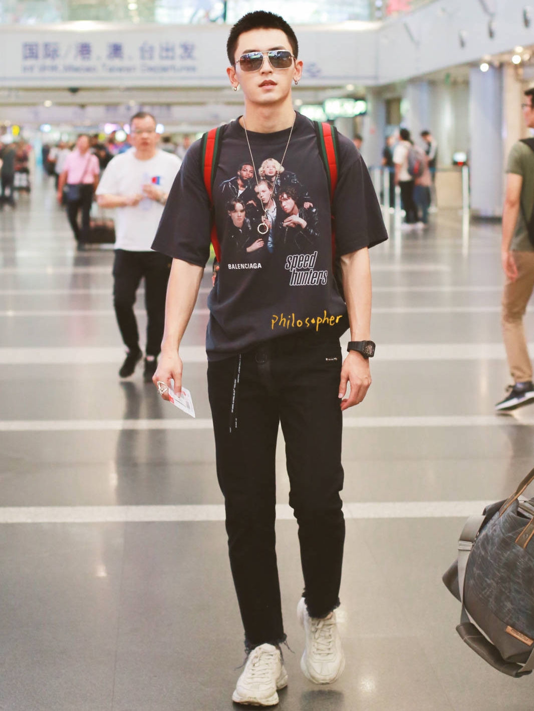 张哲瀚最新机场街拍,手推两大行李箱化身大力士,男朋友视角爆棚