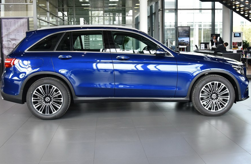 钻石蓝帅气奔驰gla,这款新车型看起来,带来了更强的整体感和厚重感,看