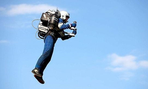 阅兵式上亮相火箭飞行兵!手持武器空中穿梭,但法媒报道却一边倒