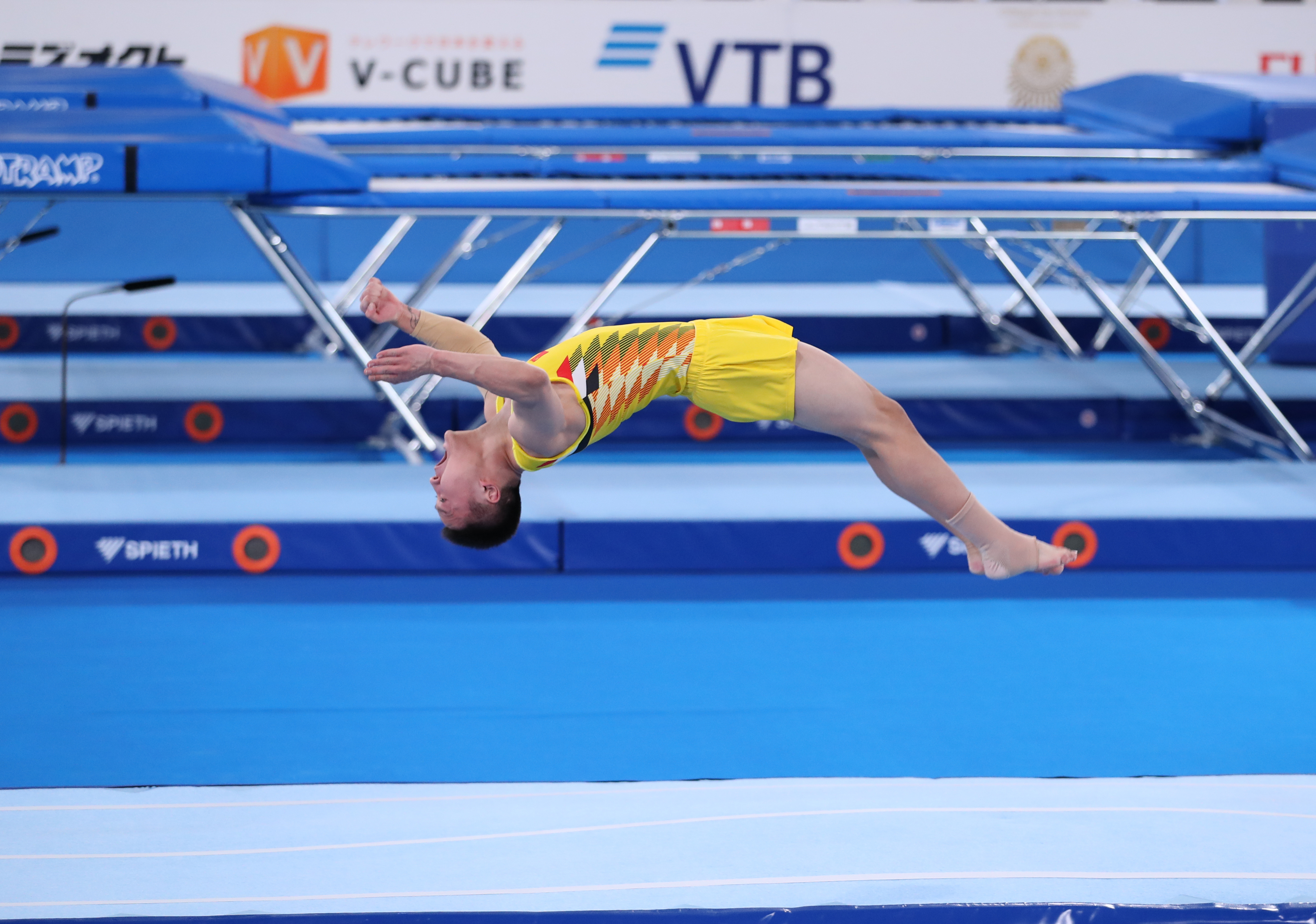 蹦床——世锦赛:张暄获男子单跳个人决赛第六名(2)