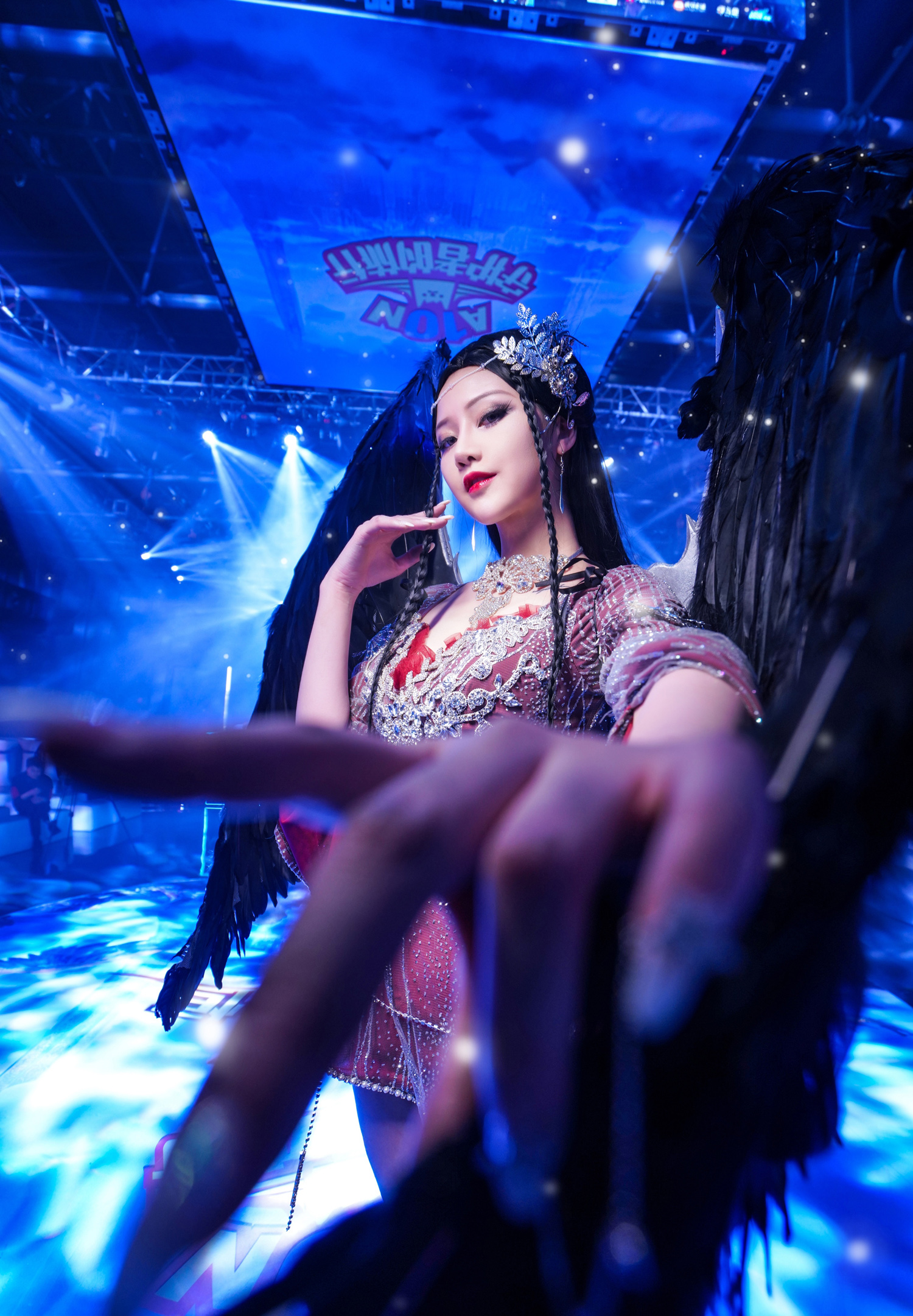 国人漂亮小姐姐cos两个游戏角色人物!造型华丽真是漂亮又帅气!