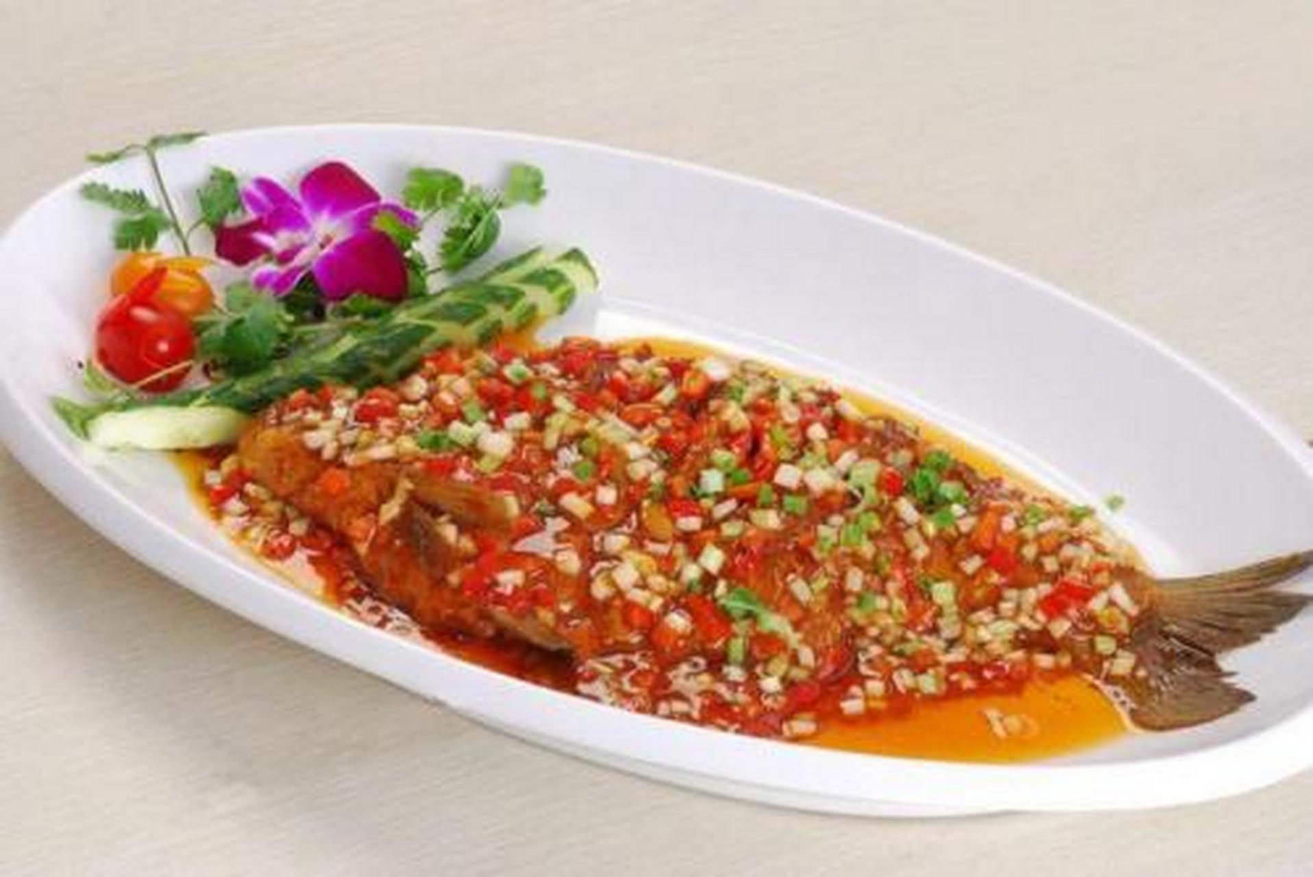 新年味# #春节美食大赏# 葱烧武昌鱼,将鳊鱼两边剞上十字花刀,用料酒