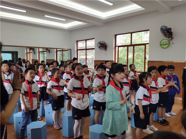 100多名家长走进赤岗冲小学 在诗词盛会中欢庆"六一"