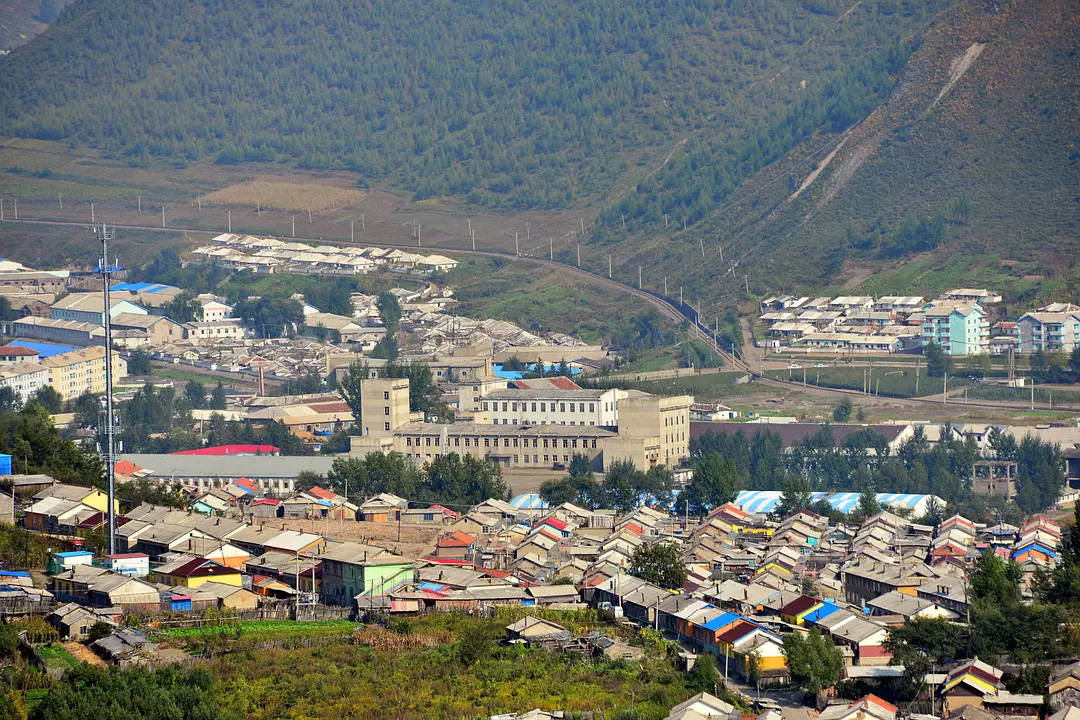 朝鲜视觉:中国女游客镜头里的朝鲜乡镇现状!