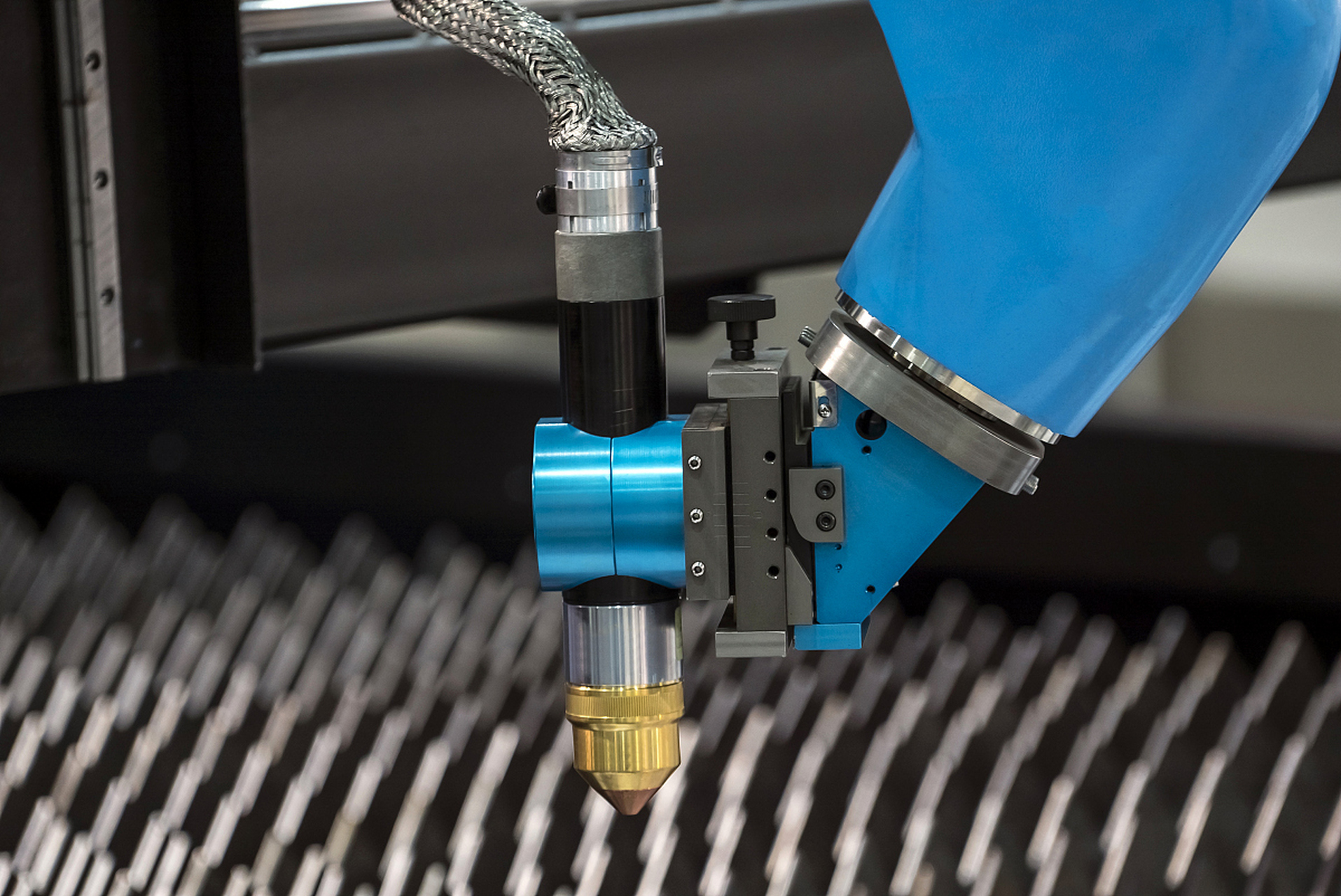 手持式半自动锁螺丝机是一款先进的机械设备,采用吹气式自动拧螺丝