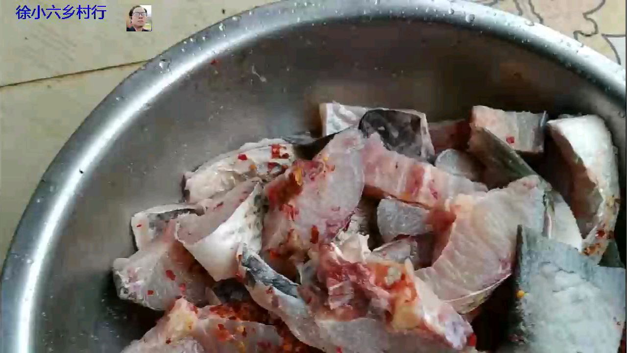 永州市祁阳县小六做黑米鱼扎,把祖传的大铁锅给捣了个洞