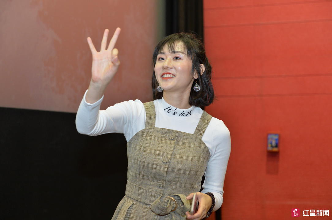 演员曹琦 90后新人演员曹琦说,自己是一个吃货,最喜欢火锅,所以