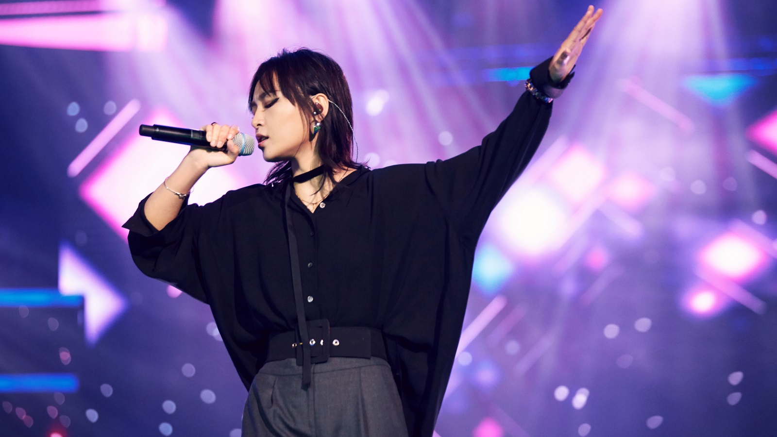 周笔畅与粉丝五年约定,演唱会7排26座不售卖,背后故事使人落泪