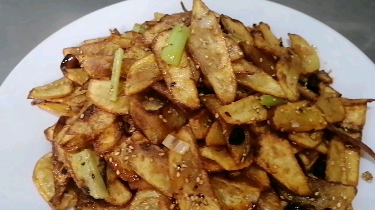 酒店大厨无保留分享干煸土豆片制作过,入口干香酥脆,果断收藏