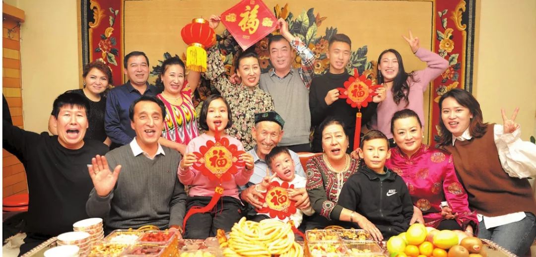 天山南北共团圆 喜庆新春阖家欢