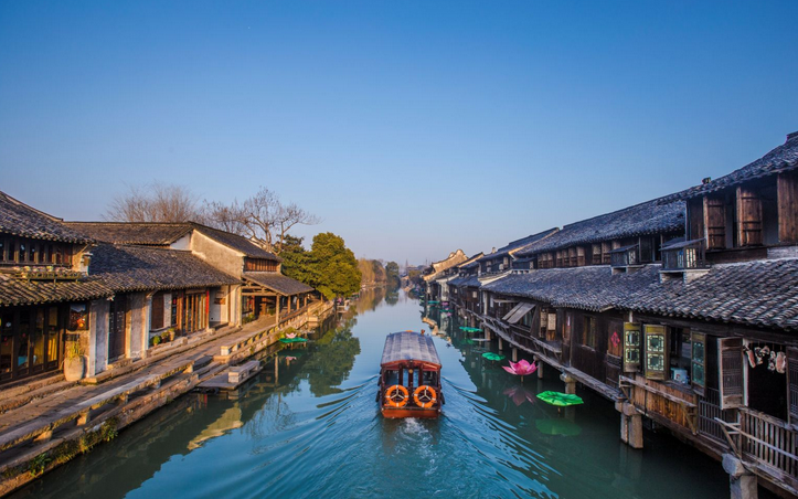 在江南的一座古鎮,可以乘搖櫓船漫遊水巷,賞江南水鄉美景