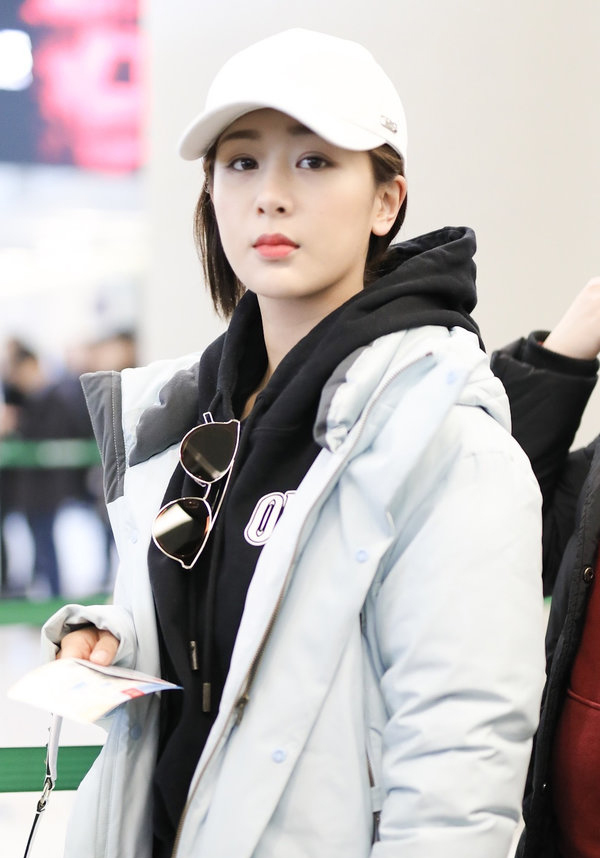 杨紫最近清瘦不少,侧颜小脸精致与人聊天露甜笑