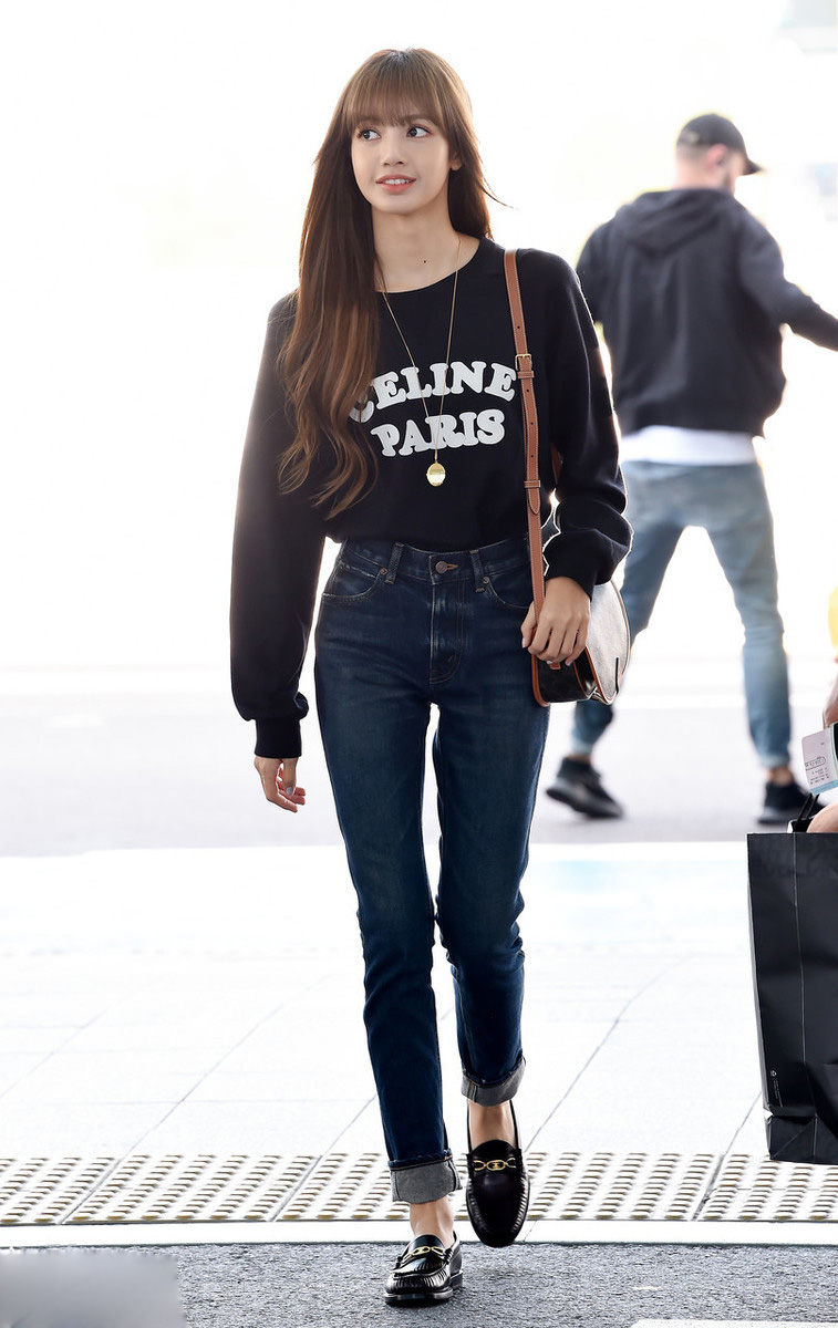 lisa高腰牛仔裤大秀51厘米惊人腰围,洋娃娃脸蛋下有魔鬼身材