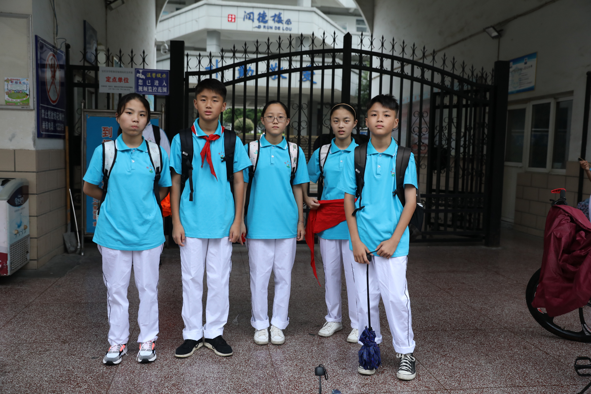 安徽首例龙凤五胞胎小升初第一天独自上学,8个班占了5个