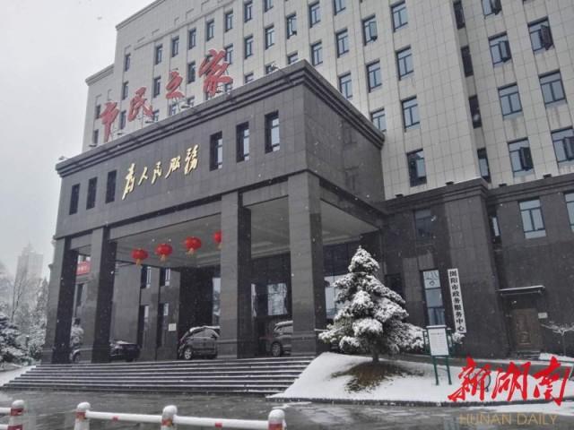 浏阳市民之家:大雪纷飞值班日 高效为市民办理业务