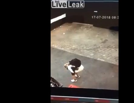 美女当街脱裤,向后方直接喷粪.