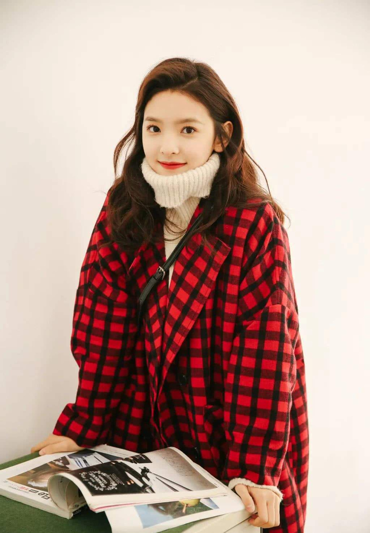 章若楠被王思聪关注,与费启鸣合照引争议,网友:最期待的是作品