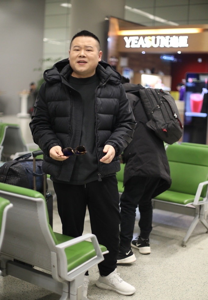 岳云鹏机场候机戴墨镜装酷 见镜头一秒破功