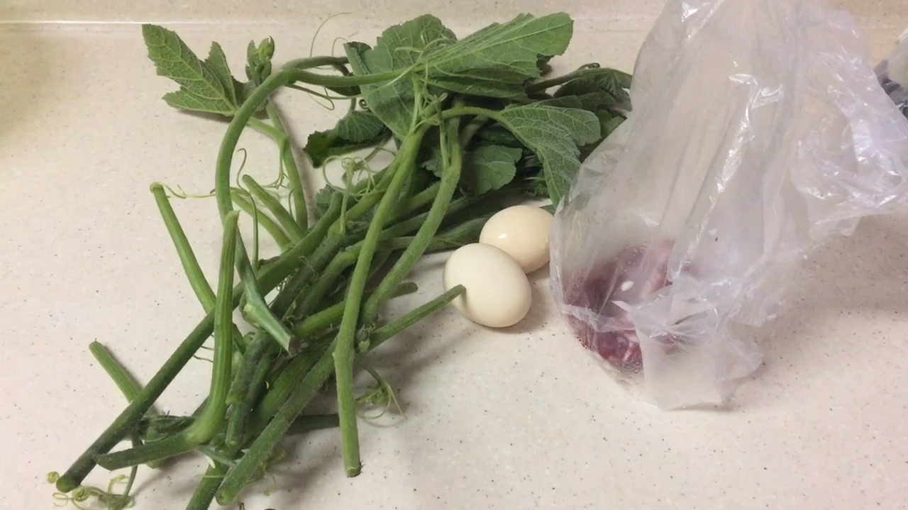 南瓜苗春天的美味,拿来滚汤,能清肠胃解肉腻,最是适合减脂肪啦