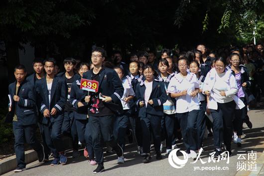 大理实验中学校服图片图片