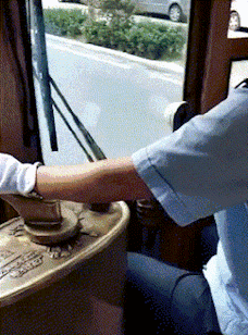 哥们,一辆没有方向盘的车,这也能开吗?