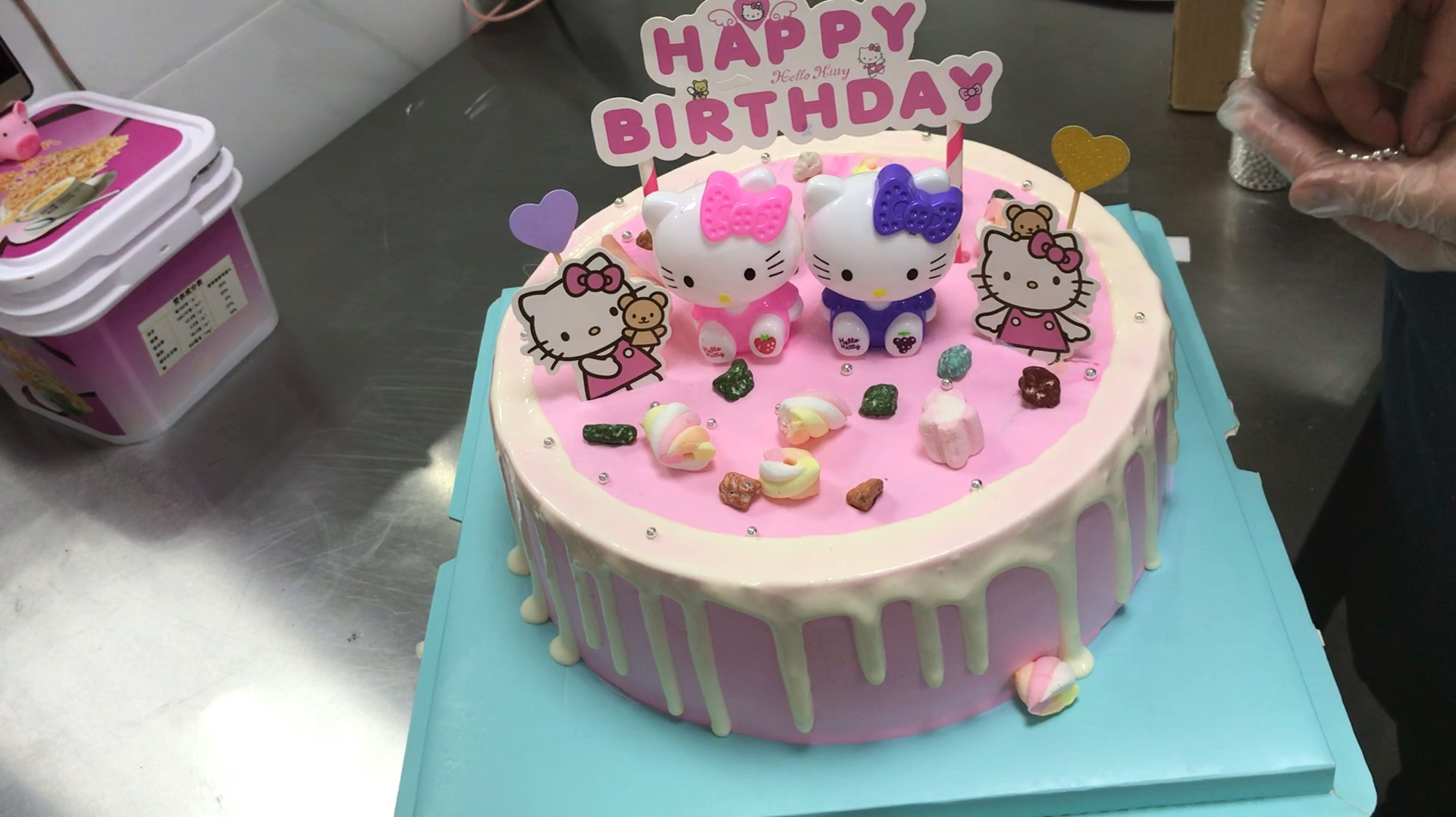 小叶分享kitty 猫生日蛋糕,客人非常满意,说她家小朋友超级喜欢