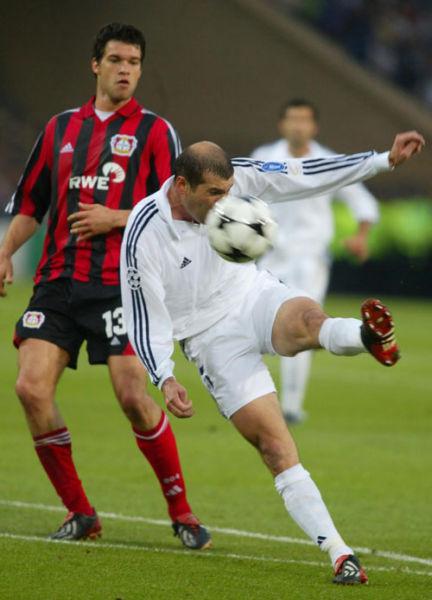 齐达内在2002年欧冠决赛中的天外飞仙,一辈子只有一次的进球,也成为
