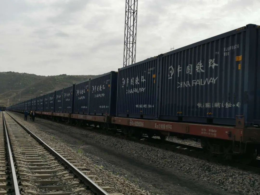 热烈祝贺灵通集团与华亭煤业煤炭集装箱首发成功