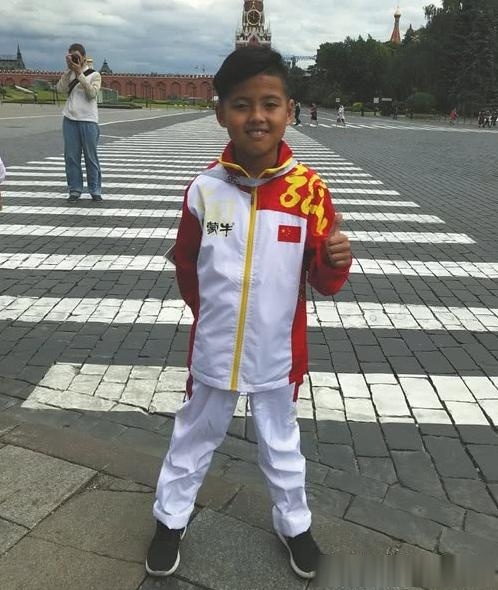 折翼天鹅张效瑞近况,身兼2职,教师妻子生龙凤胎,儿子痴迷足球 网友