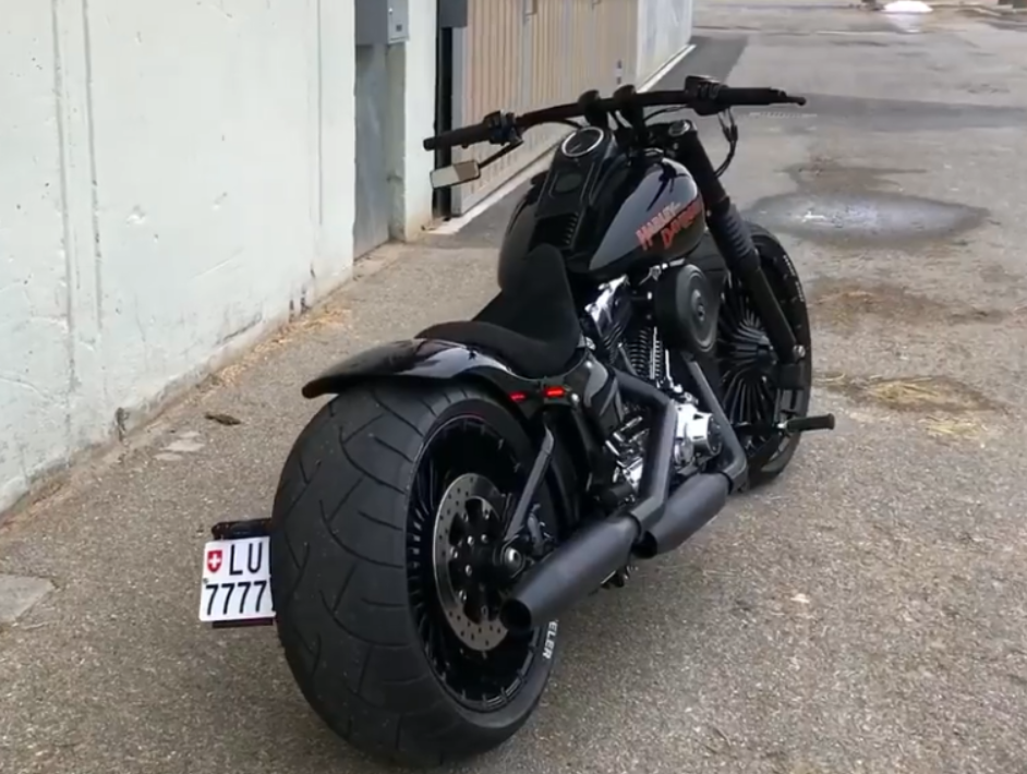 黑色外观的哈雷机车,设计独特,骑行在路上回头率飙升!