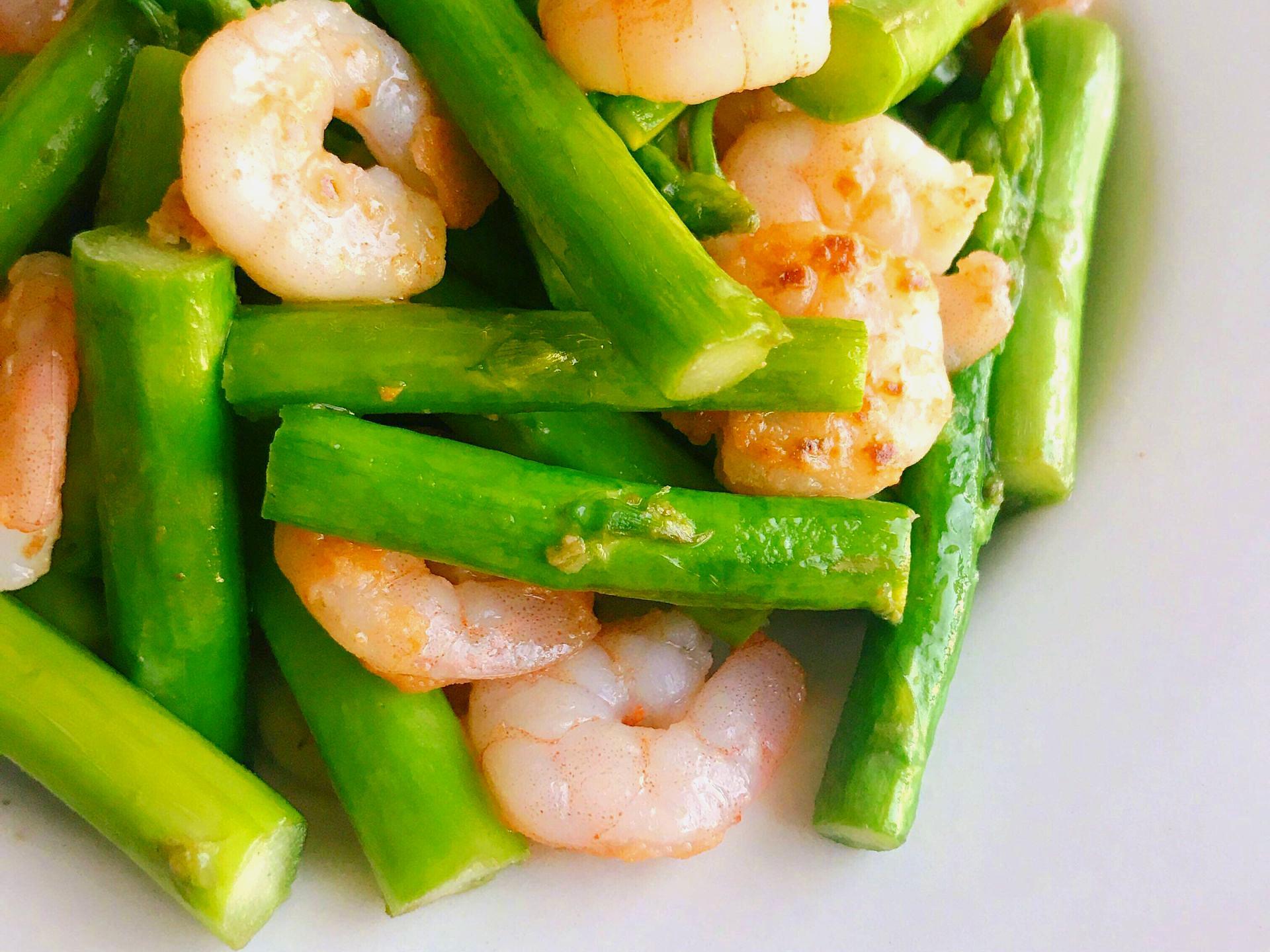 春天的清爽菜:芦笋炒虾仁,营养丰盛清淡爽口