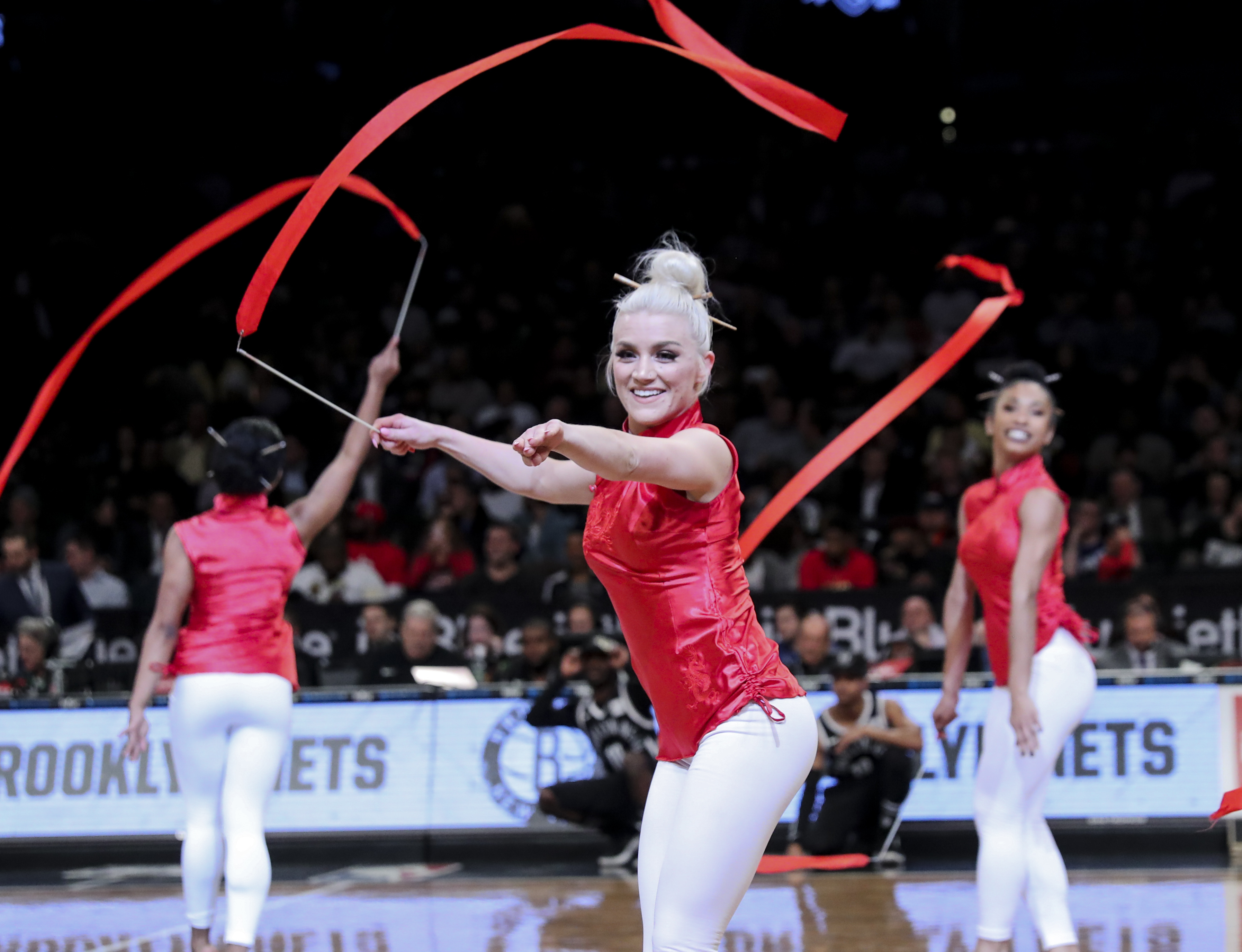 (体育)(2)篮球——nba常规赛:拉拉队表演迎中国新年