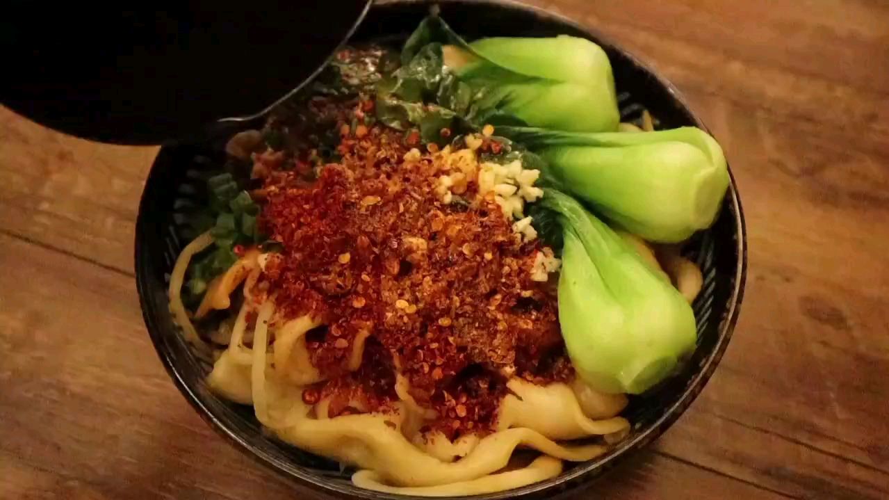 油泼面这样做,隔壁小孩都馋哭了!
