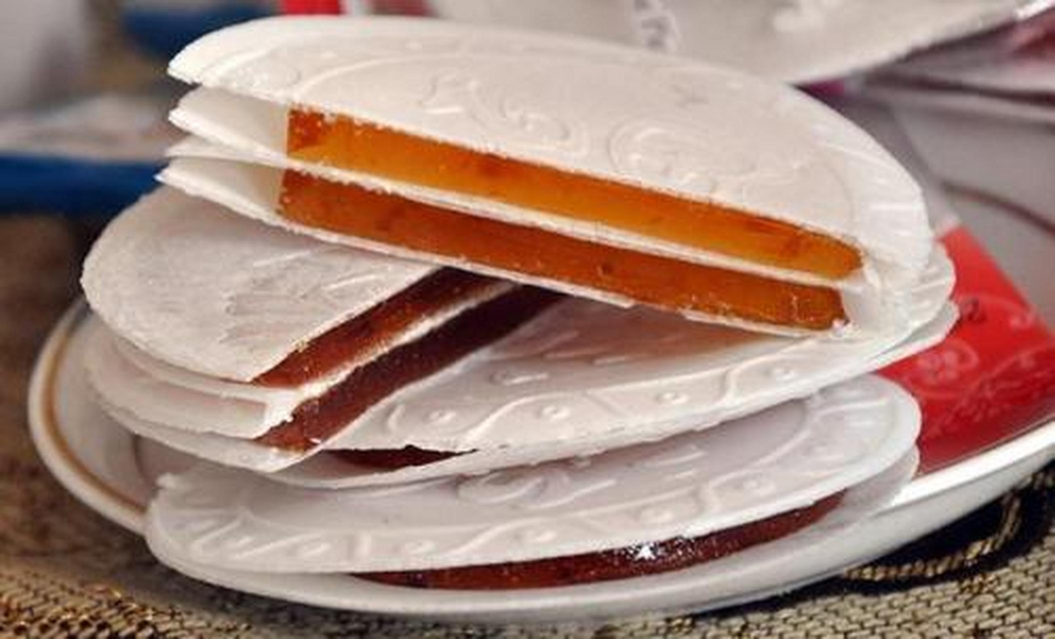 茯苓夹饼,又名茯苓饼,是北京的一种滋补性传统名点,此饼当推稻香村