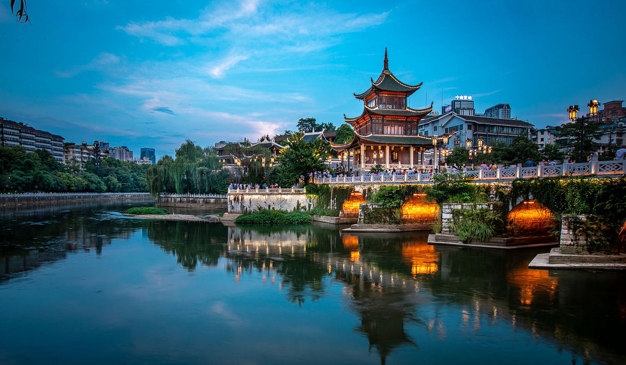 贵阳的甲秀楼景区是贵阳地标建筑,由甲秀楼,浮玉桥和翠微园组成,坐落