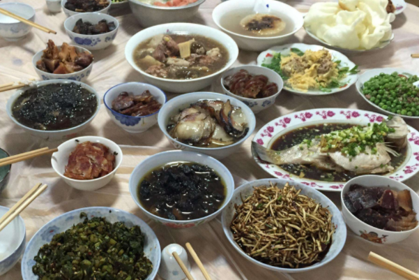 同样是年夜饭,看完80年代的,再来看现在的,网友:越来越敷衍