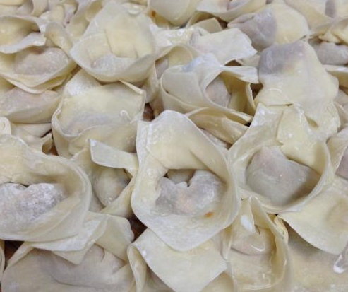 爱吃馄饨不会包?教你"懒人"做法,1分钟包6个,皮薄馅香不散开