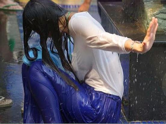 最刺激的乌克兰泼水节,女生一旦被弄湿,就有大量男生来"祝福"