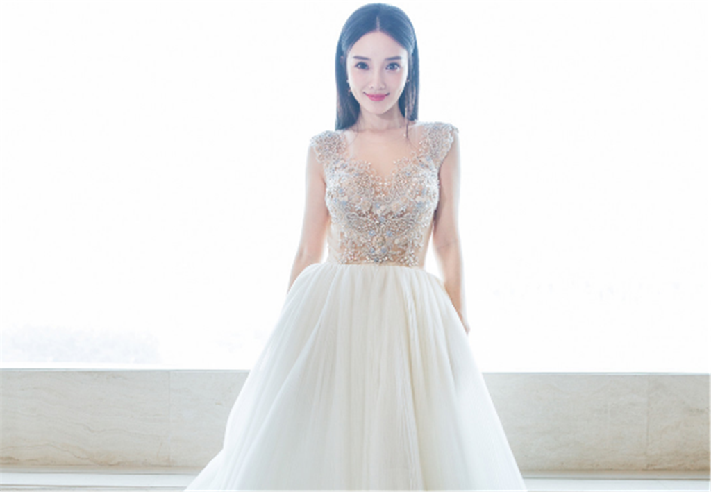 娇小玲珑,白璧无瑕--李小璐