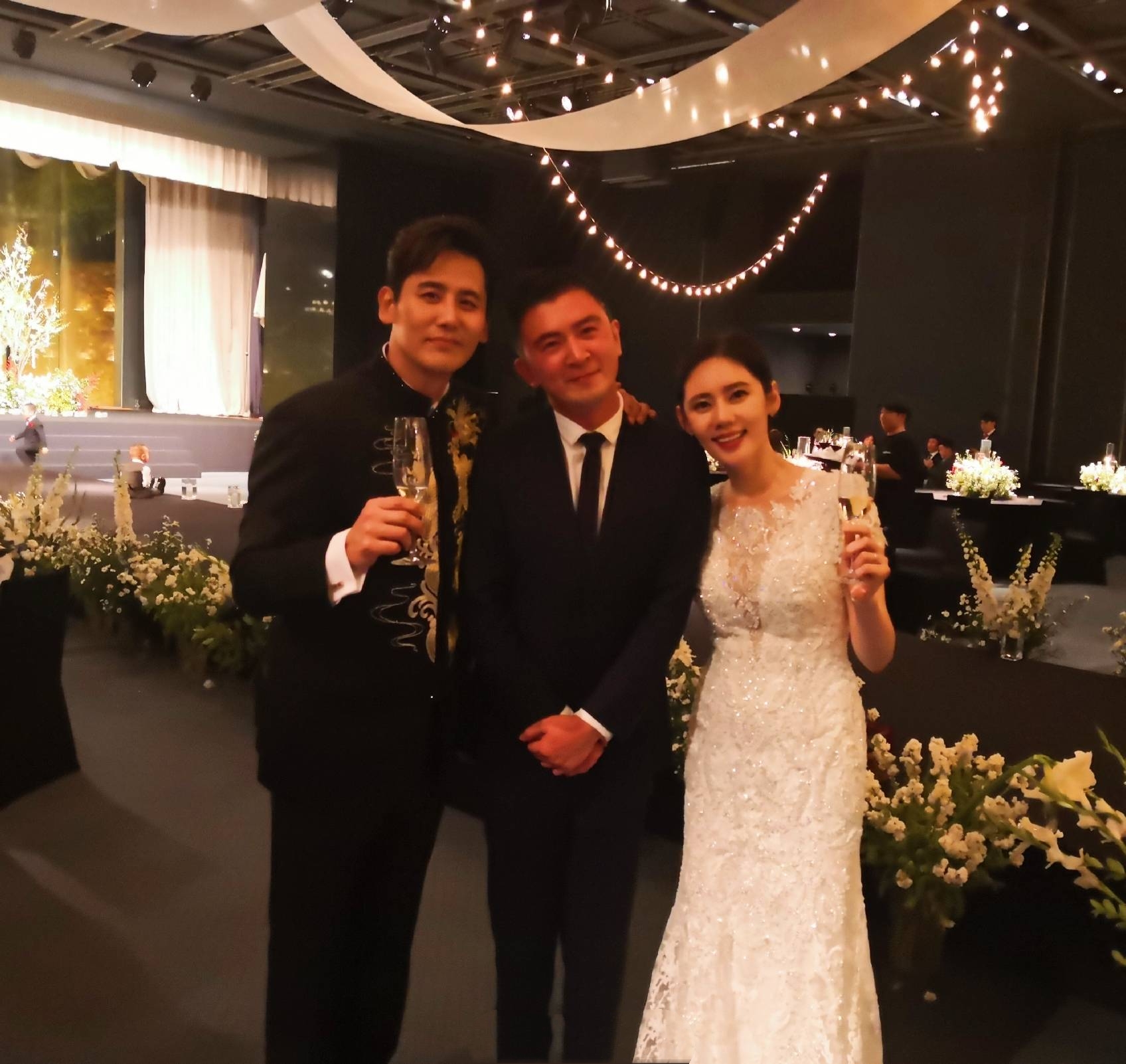 凌潇肃携妻儿现身秋瓷炫婚礼祝福,秋瓷炫中式礼服高贵换婚纱仙美