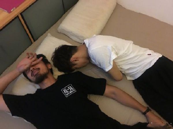 王传君章宇街头接吻,两男生喝醉酒,私下玩的这么嗨?