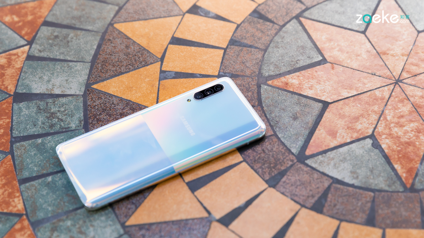 三星galaxy a90 5g玩了手"减法",换来了更亲民的印象