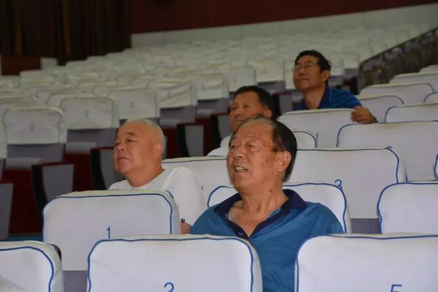 巨鹿县部分退休干部参观巨鹿中学新风貌