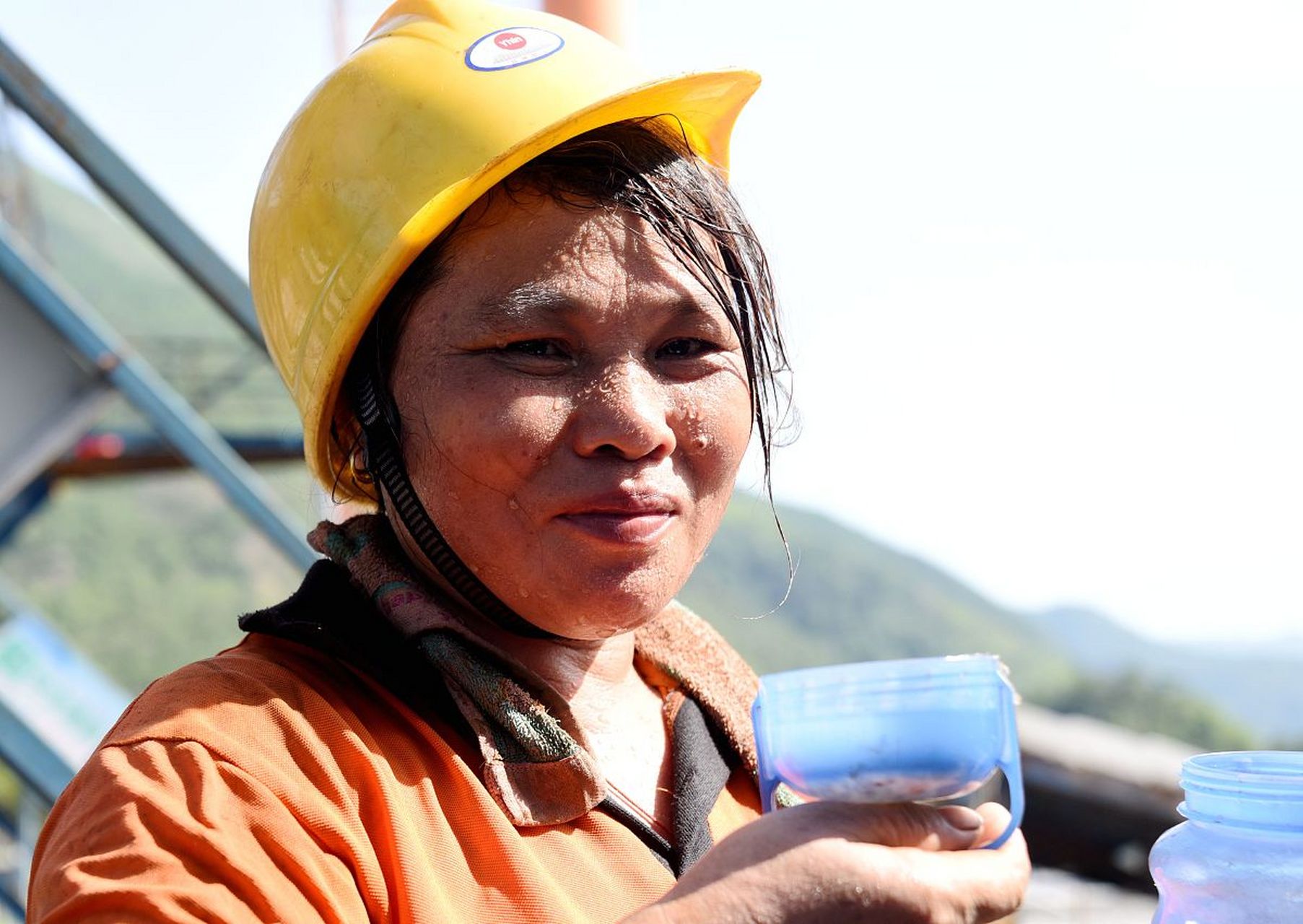 底下辛苦干活,大汗淋漓,面对镜头依然微笑;83岁农村老母亲扛煤气罐