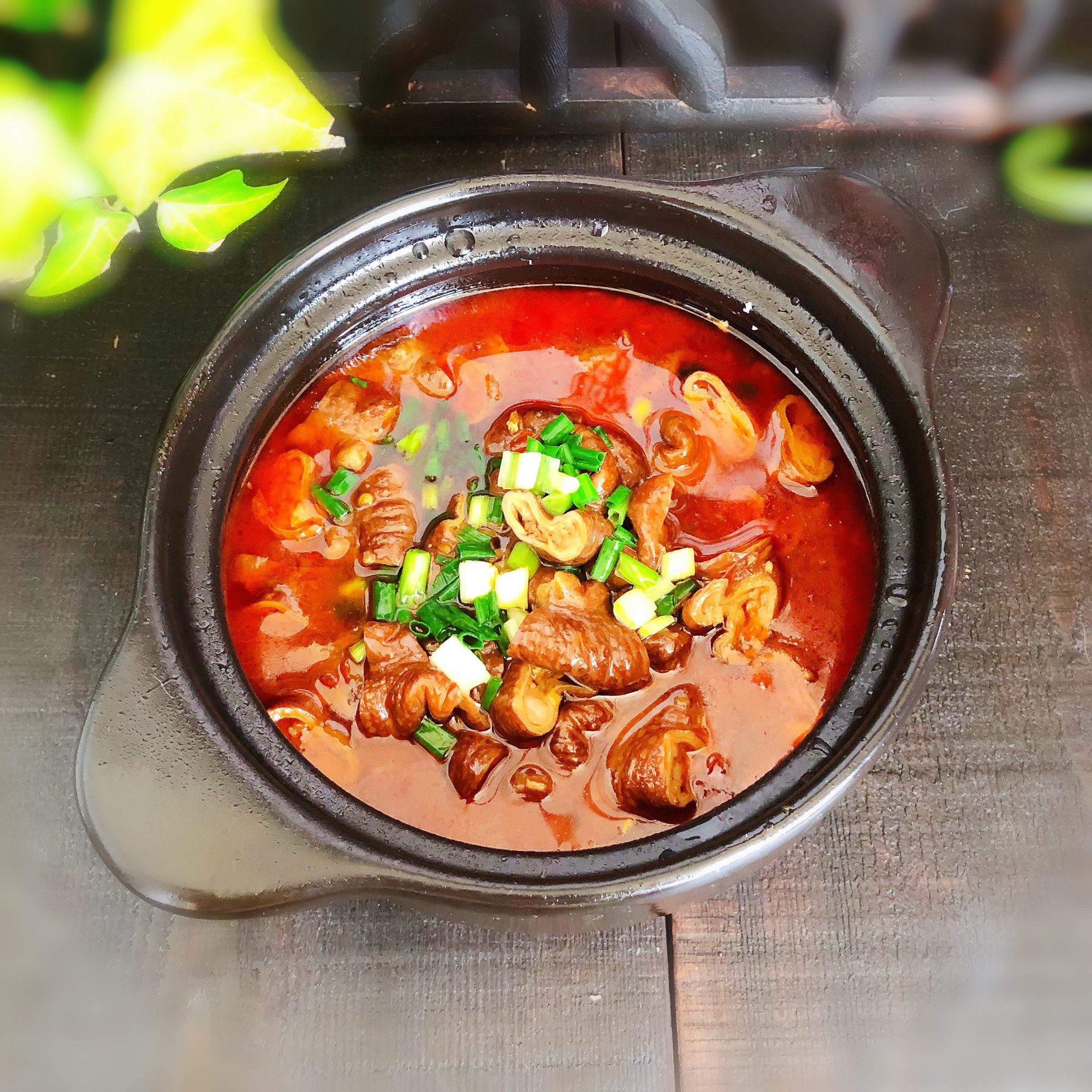 在家给女儿做了豆花肥肠,小吃货边吃边说,换成在成都要被投诉的