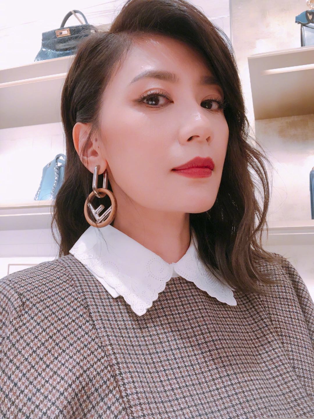 贾静雯:曲眉丰颊,气质优雅端庄的小姐姐!