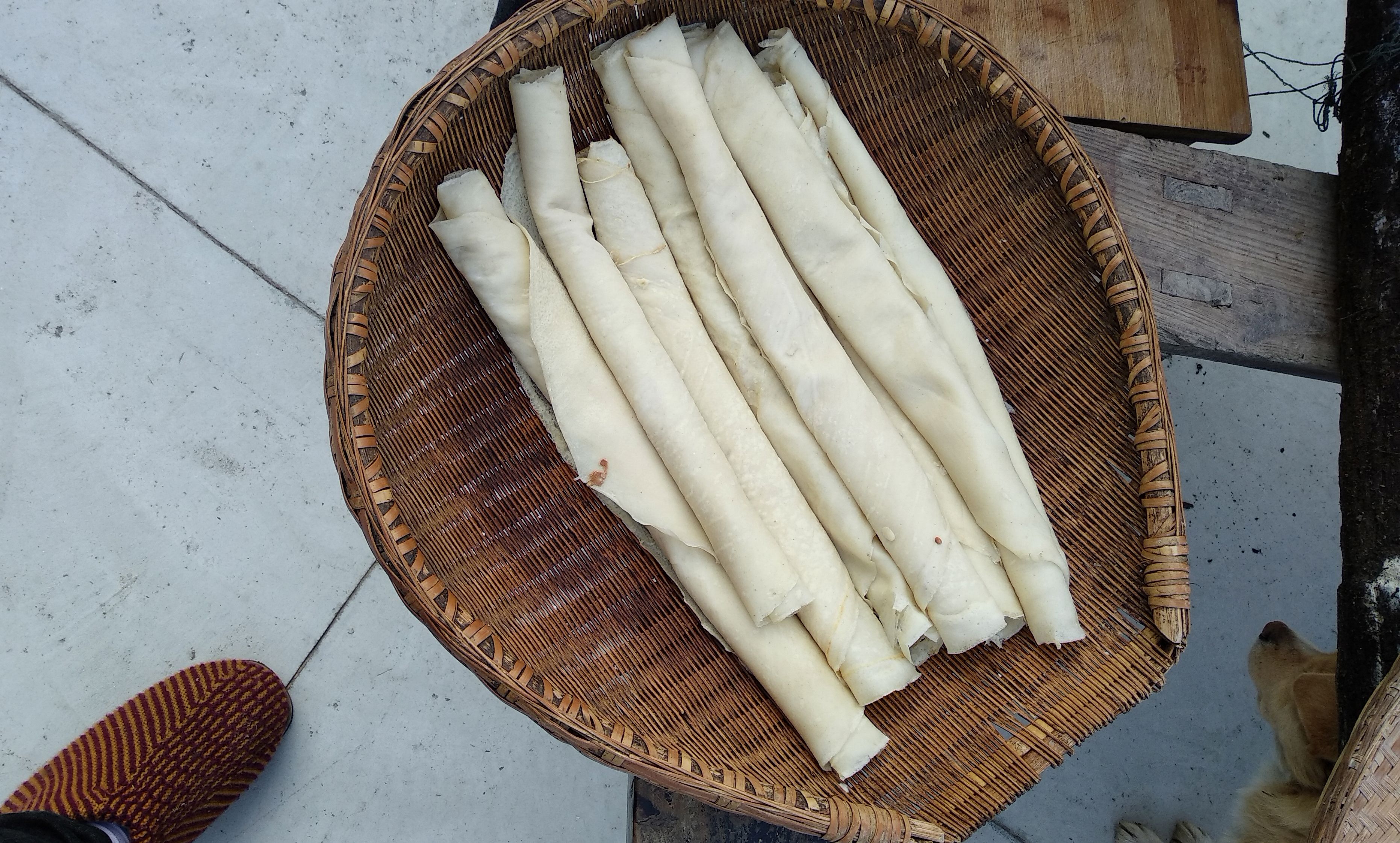 豆粑饼:刚烫好的豆粑饼可以放油烙着吃,烙的时