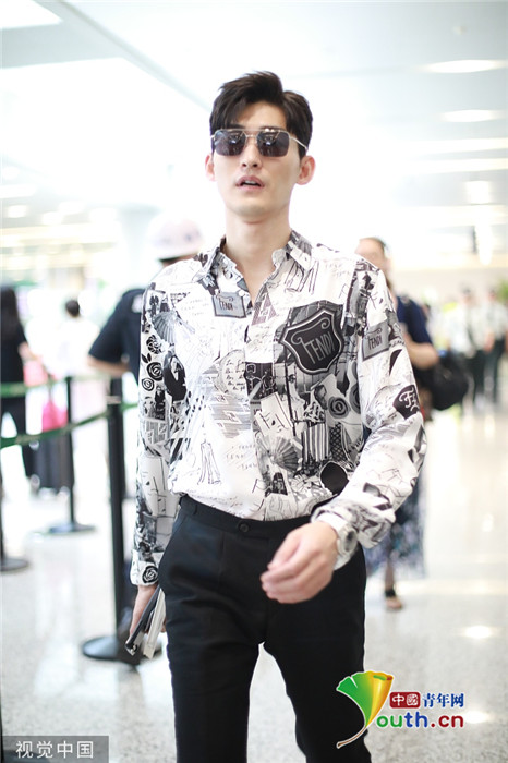 张翰穿花衬衫现身霸总范儿十足 机场遇粉丝送签名